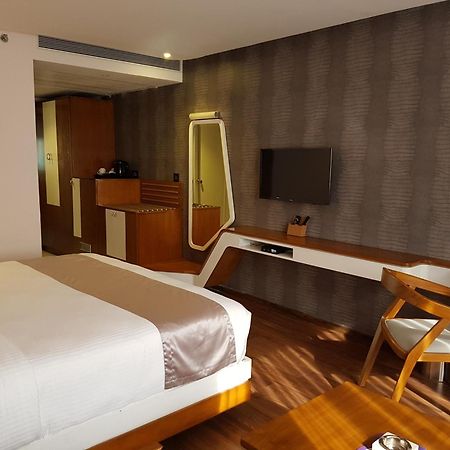 The Blooms Cochin Hotel Kochi Exterior photo