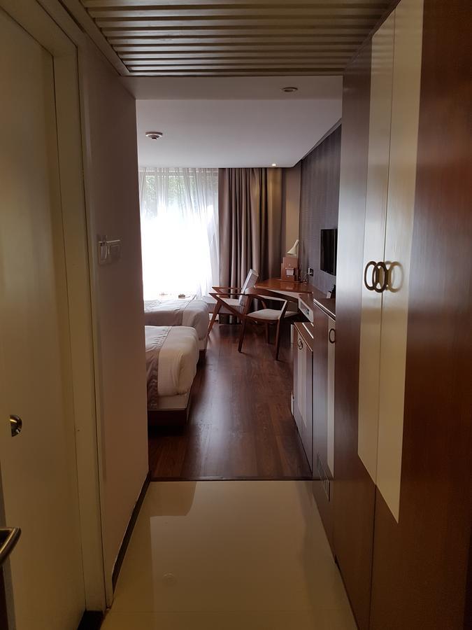 The Blooms Cochin Hotel Kochi Exterior photo