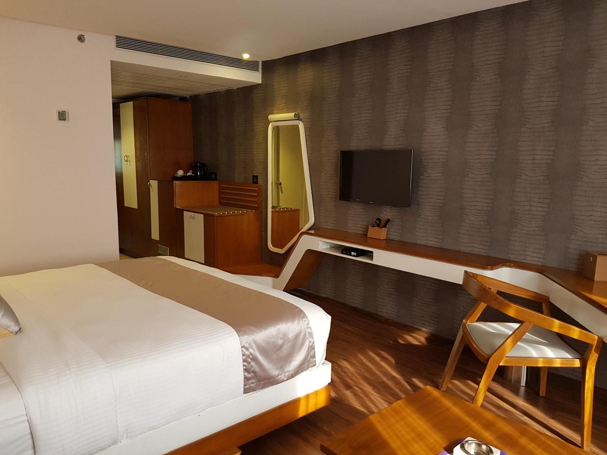 The Blooms Cochin Hotel Kochi Exterior photo