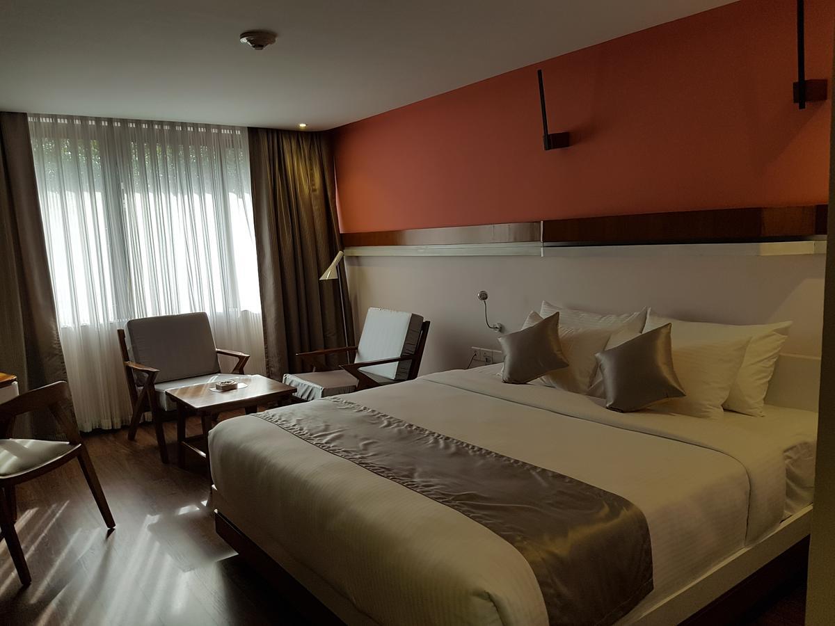 The Blooms Cochin Hotel Kochi Exterior photo