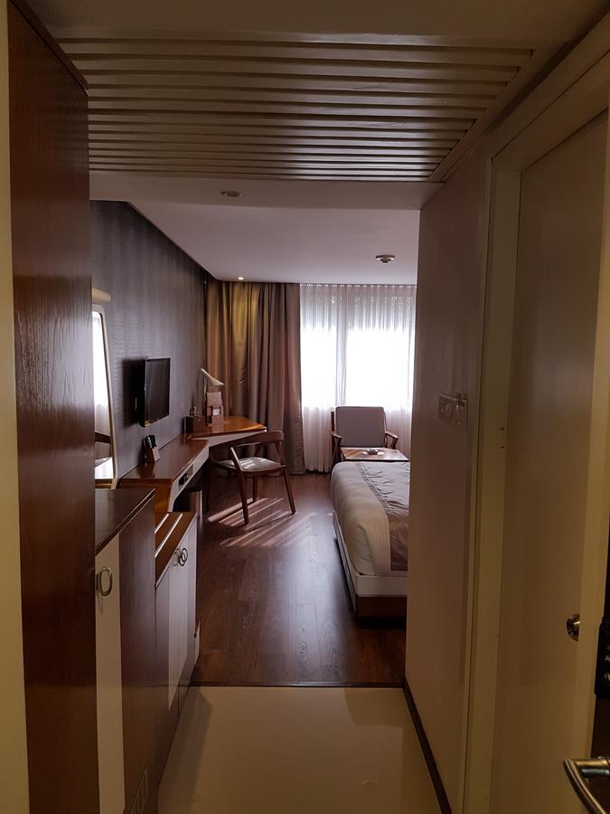 The Blooms Cochin Hotel Kochi Exterior photo