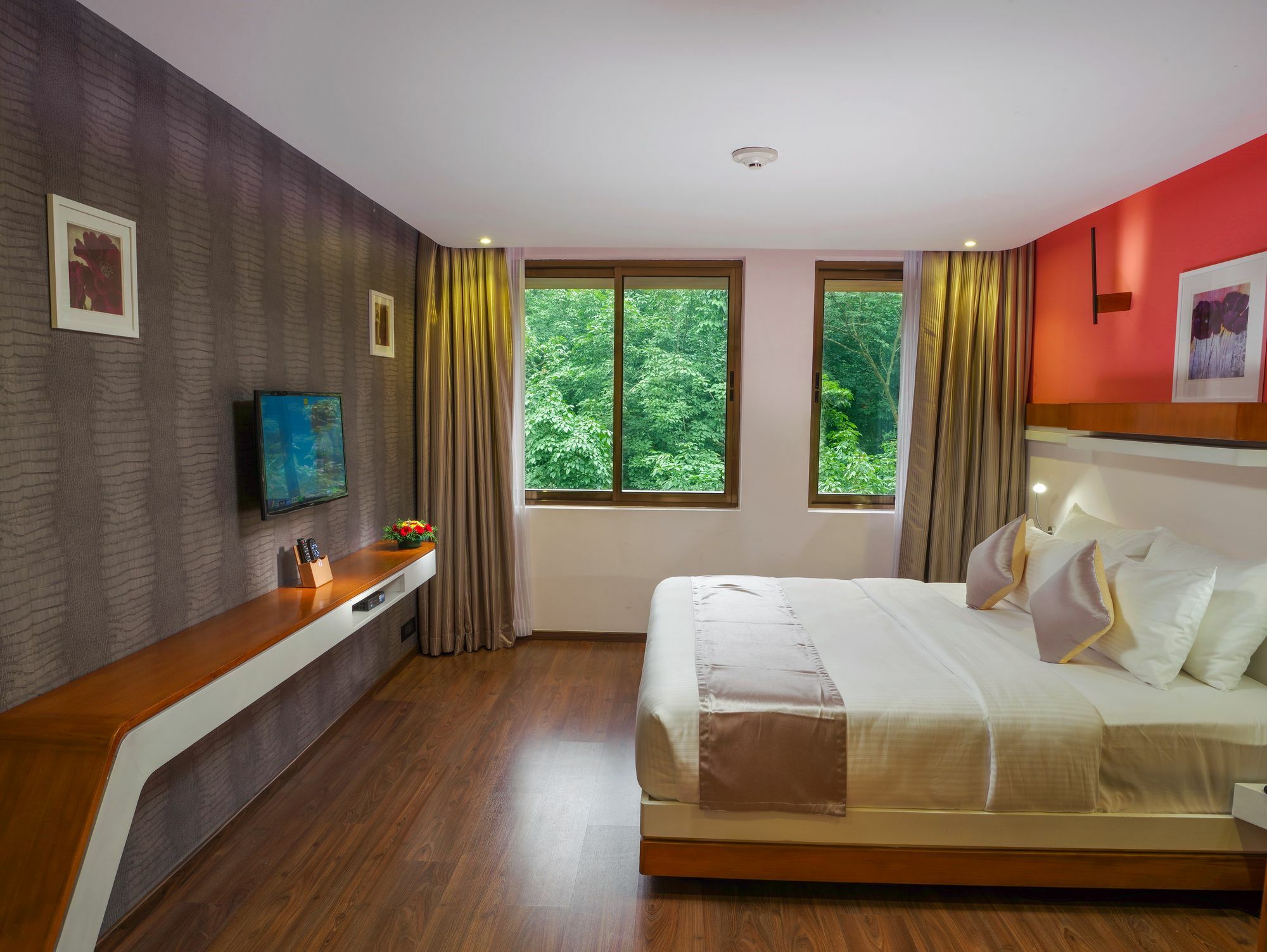 The Blooms Cochin Hotel Kochi Exterior photo